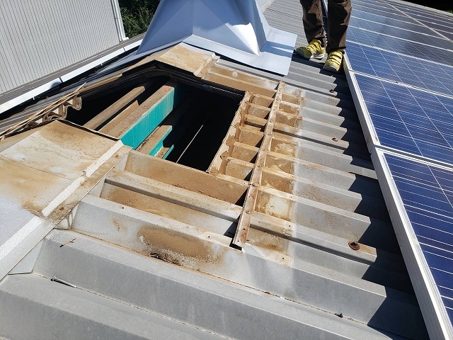 ベンチレーターを設置する前の屋根に空いた穴